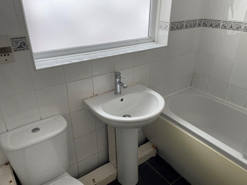 Lot: 142 - GROUND FLOOR FLAT WITH PATIO CLOSE CITY CENTRE - Bathroom with bath sink and WC